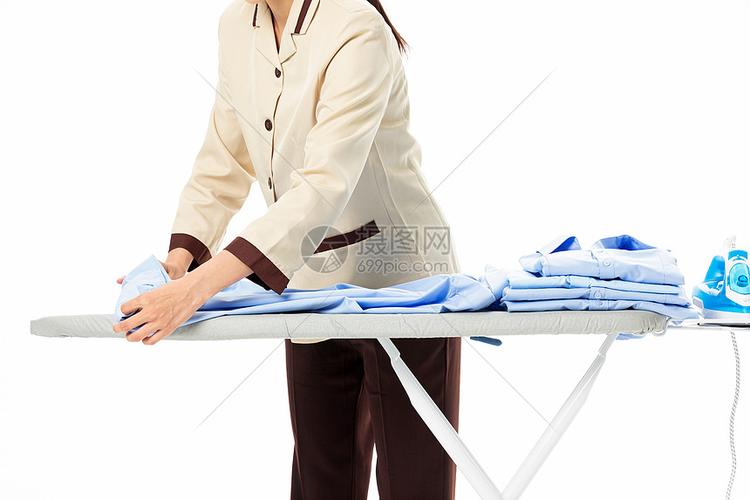 家政服务女性熨烫衣服高清图片下载-正版图片501534894-摄图网